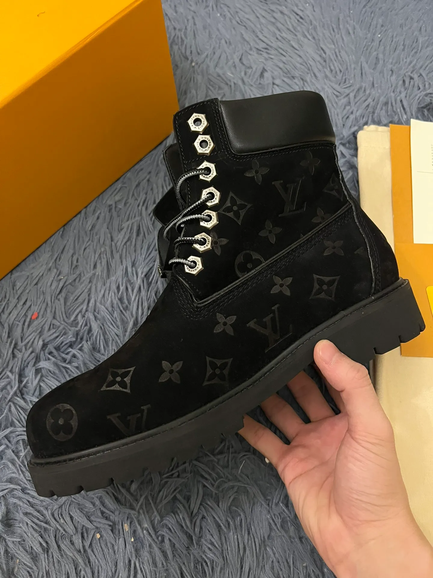 👟👟Ex-factory price 680👟👟 Men's size +10 LV x Timberland Louis Vuitton "Luxury Western" has been initially constructed, and the last link is the "shoes" that can make the style complete and communicative, so the "Shoe King of the Year" came into being. A major collaboration of the season, in a short video of only a few seconds, Fei Dong lifted the legs of his jeans to reveal a pair of classic Timberland rhubarb boots with the LV logo printed on the tongue. He then folded the tongue to reveal the Monogram logo printed on the inside. Size: 35-46